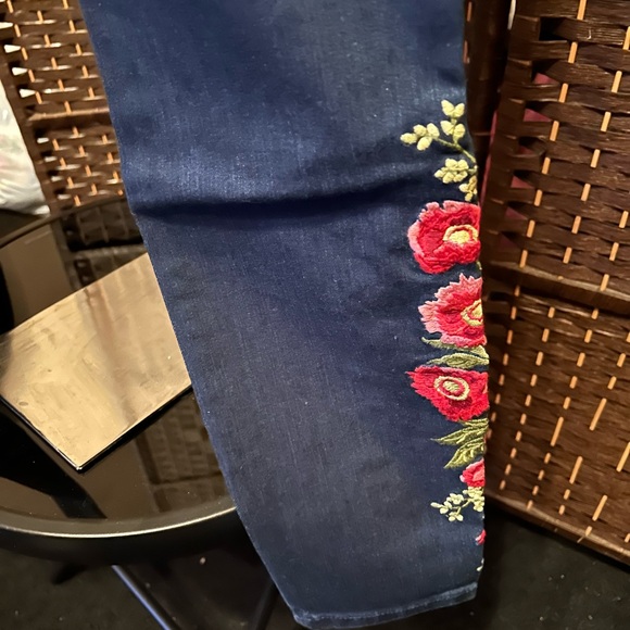 Martha Stewart Embroidered 5-Pocket Ankle Jeans, size 0 - Picture 6 of 7